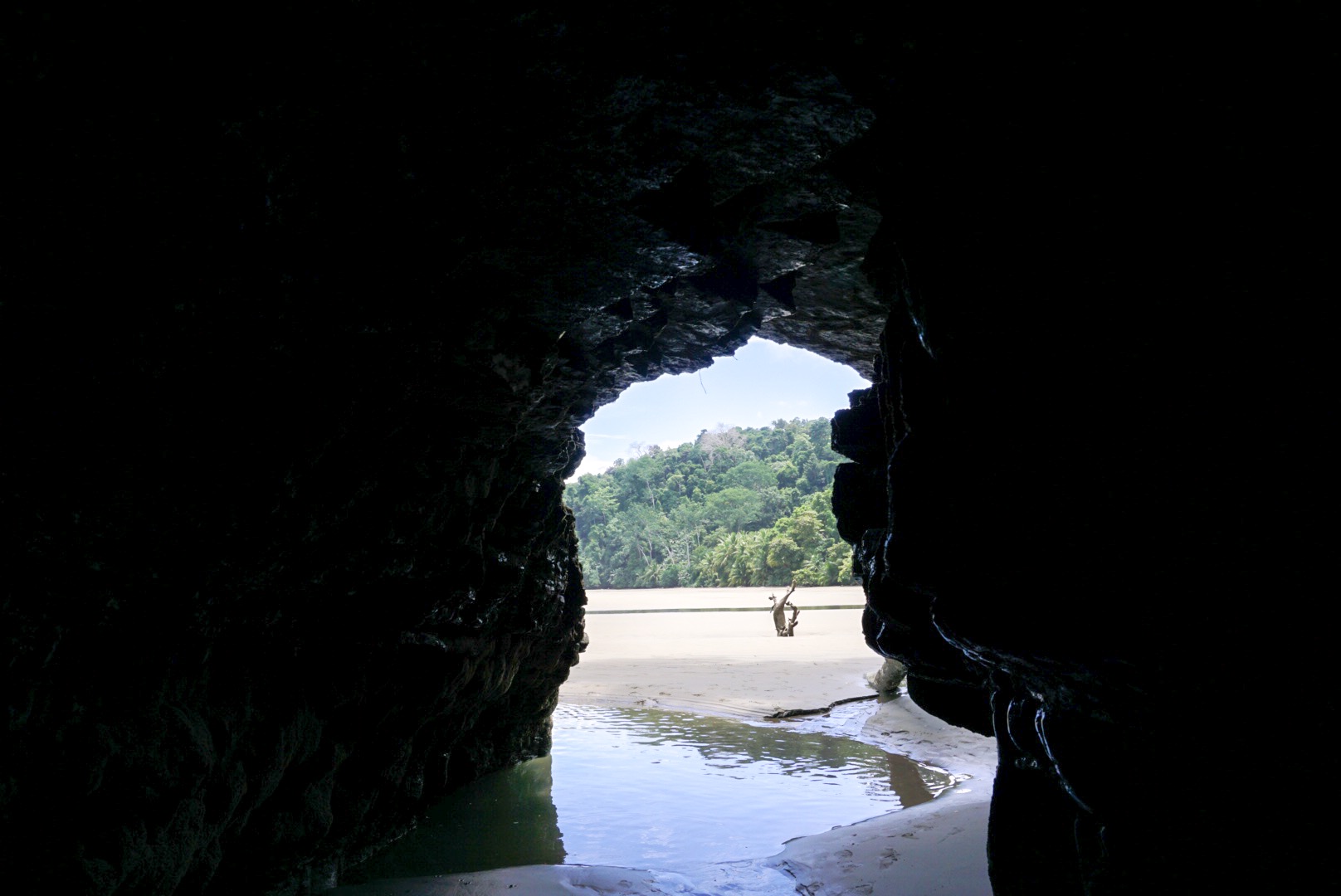 cave tunnel playa arco uvita